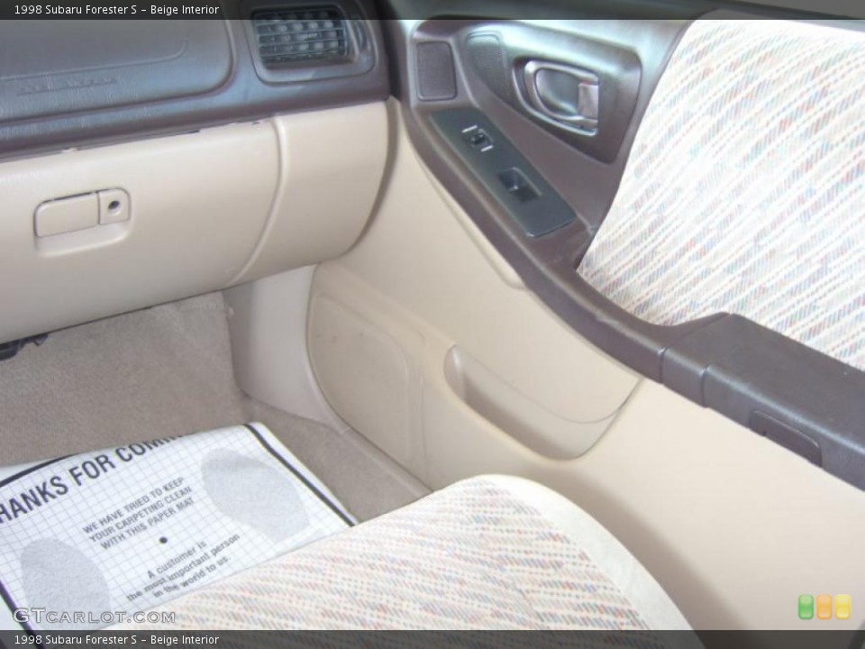 Beige Interior Photo for the 1998 Subaru Forester S #40331797