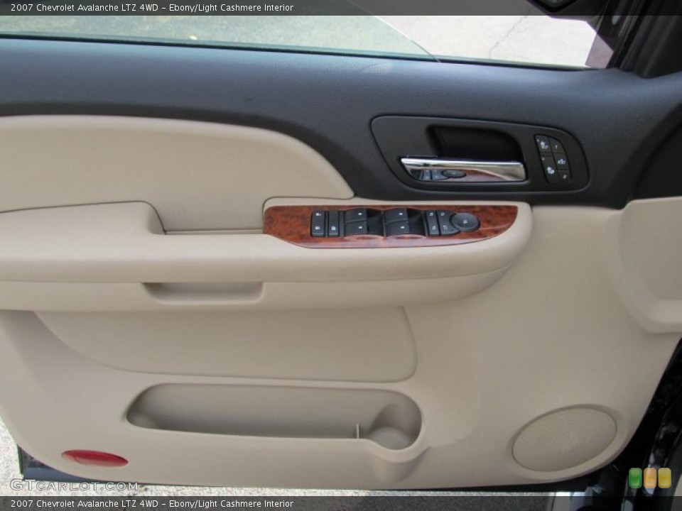 Ebony/Light Cashmere Interior Door Panel for the 2007 Chevrolet Avalanche LTZ 4WD #40337050