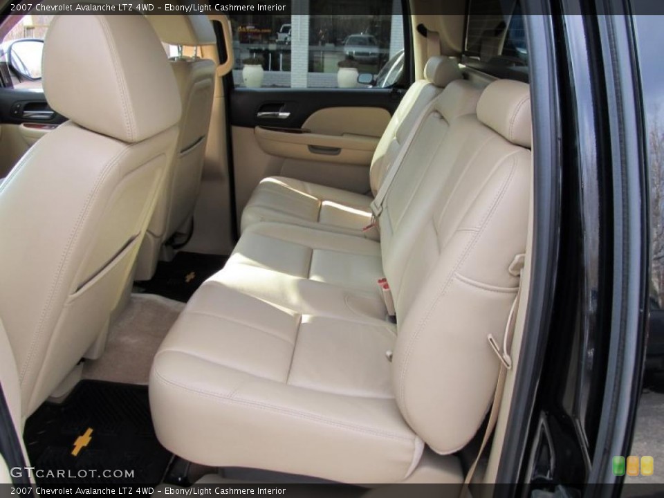 Ebony/Light Cashmere Interior Photo for the 2007 Chevrolet Avalanche LTZ 4WD #40337106