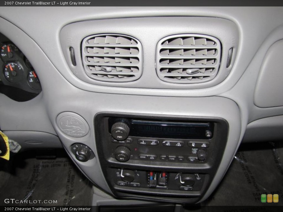 Light Gray Interior Controls for the 2007 Chevrolet TrailBlazer LT #40345278