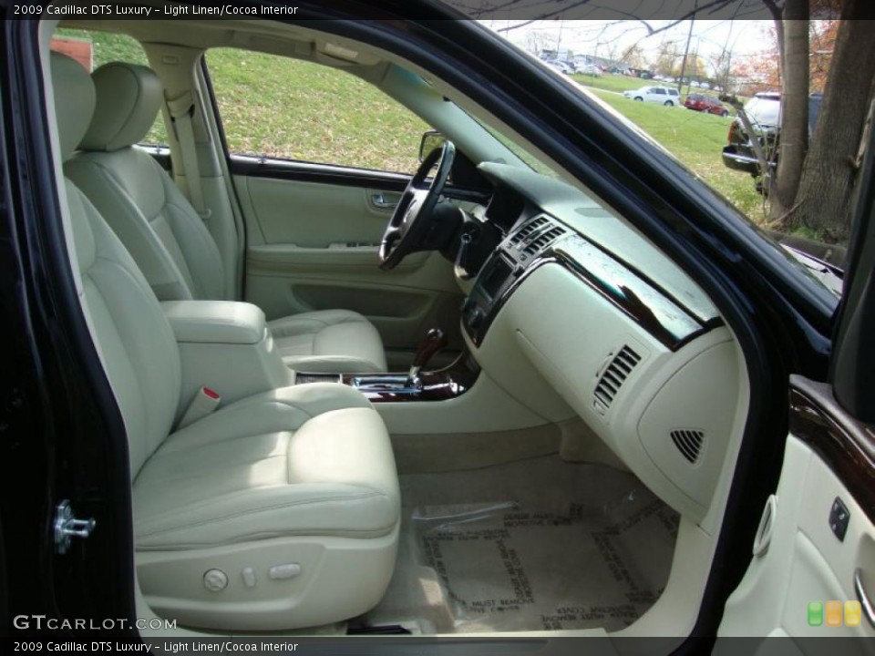 Light Linen/Cocoa Interior Photo for the 2009 Cadillac DTS Luxury #40346834