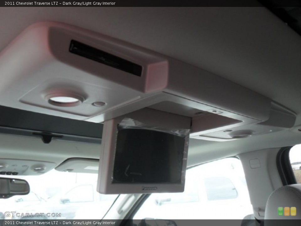 Dark Gray/Light Gray Interior Controls for the 2011 Chevrolet Traverse LTZ #40381249