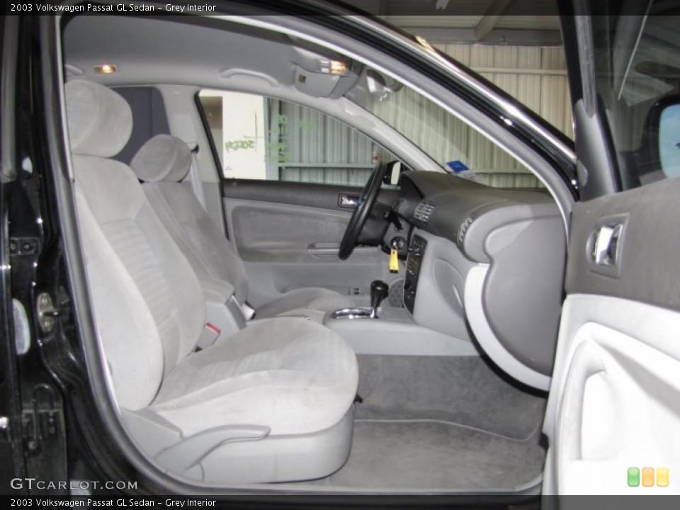 Grey Interior Photo for the 2003 Volkswagen Passat GL Sedan #40397769