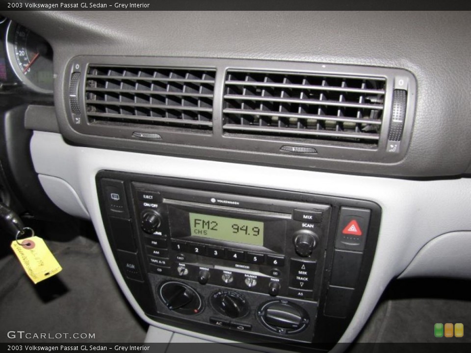 Grey Interior Controls for the 2003 Volkswagen Passat GL Sedan #40397861