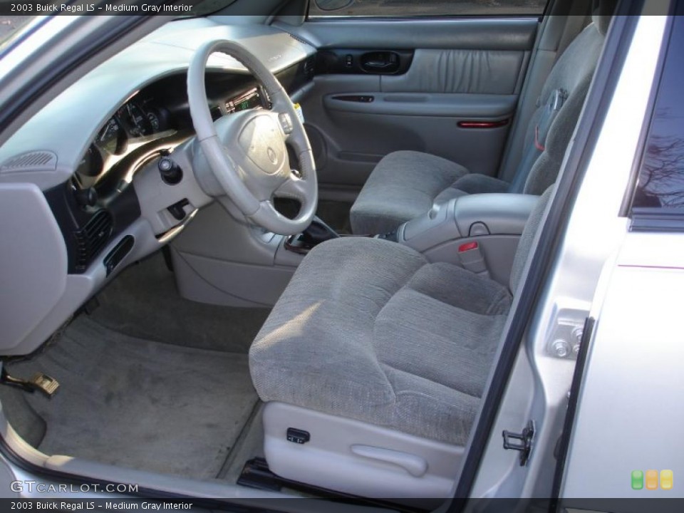 Medium Gray Interior Photo for the 2003 Buick Regal LS #40426804