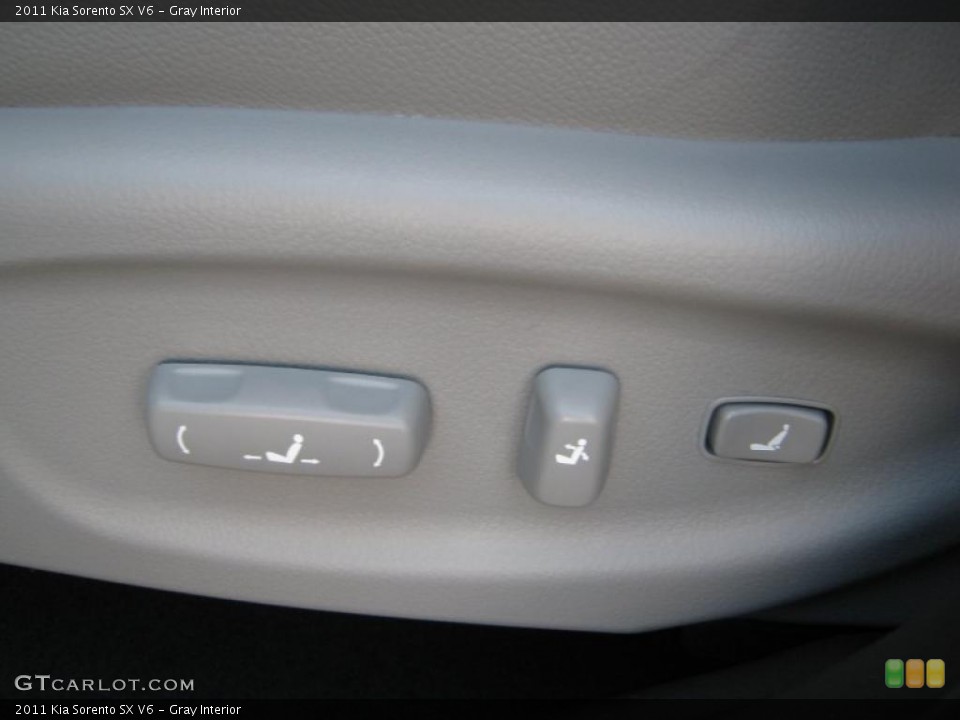 Gray Interior Controls for the 2011 Kia Sorento SX V6 #40443173