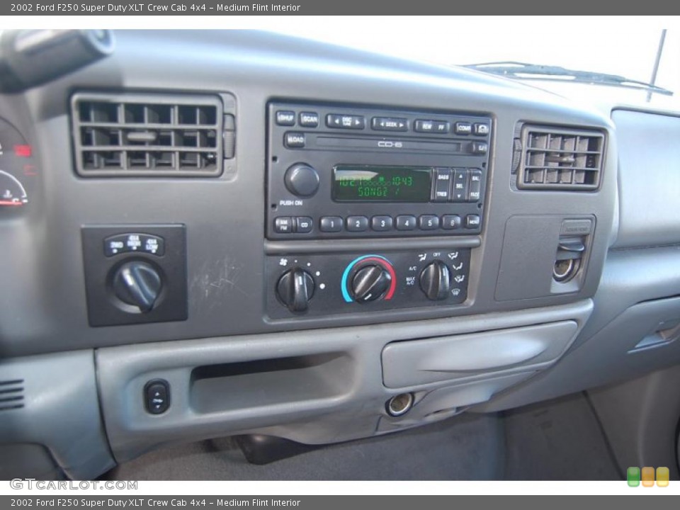 Medium Flint Interior Controls for the 2002 Ford F250 Super Duty XLT Crew Cab 4x4 #40480034