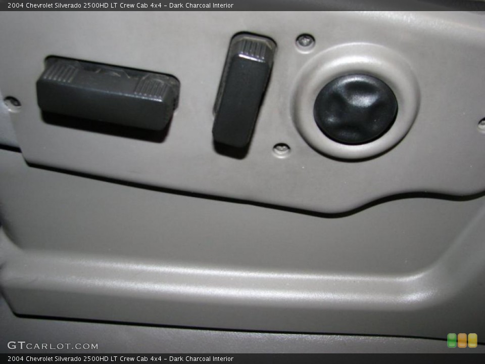 Dark Charcoal Interior Controls for the 2004 Chevrolet Silverado 2500HD LT Crew Cab 4x4 #40486134