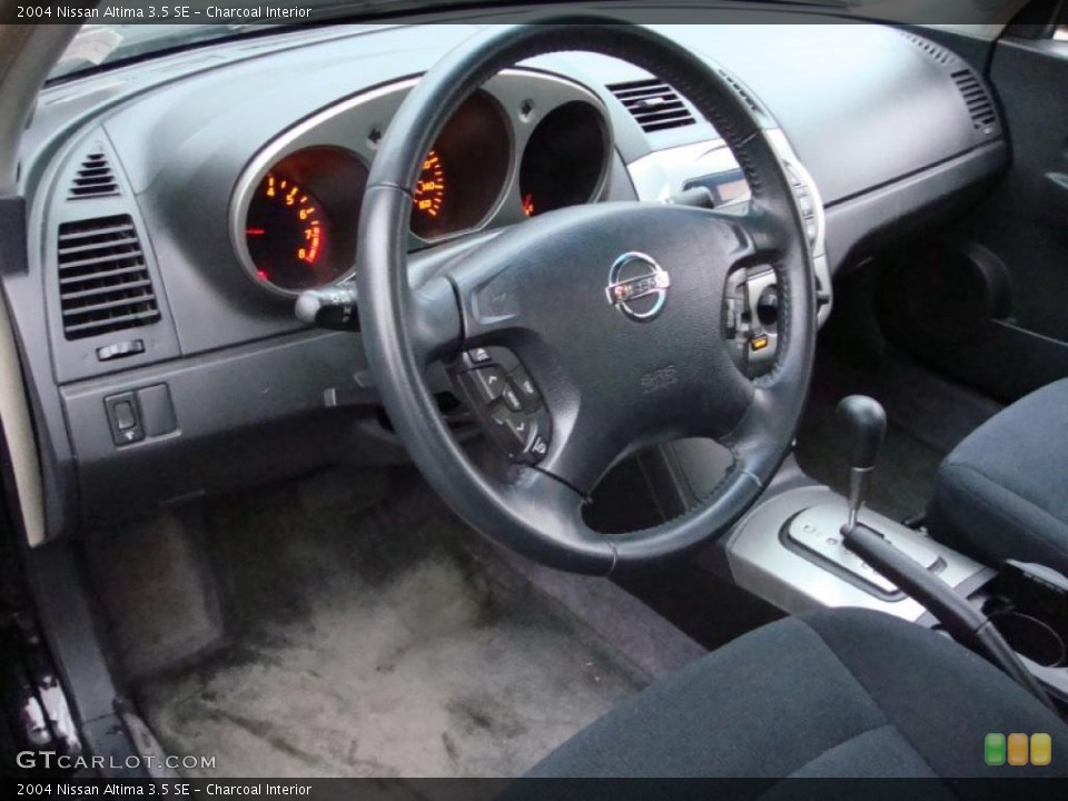 Charcoal Interior Photo for the 2004 Nissan Altima 3.5 SE #40495314