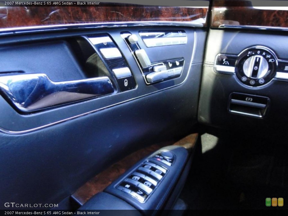 Black Interior Controls for the 2007 Mercedes-Benz S 65 AMG Sedan #40550101