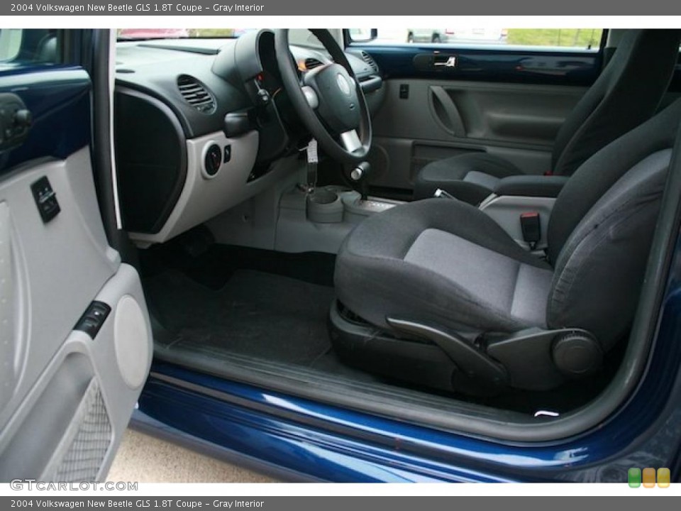 Gray Interior Photo for the 2004 Volkswagen New Beetle GLS 1.8T Coupe #40568170