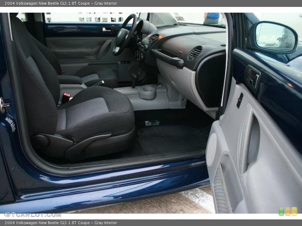 Gray Interior Photo for the 2004 Volkswagen New Beetle GLS 1.8T Coupe #40568206