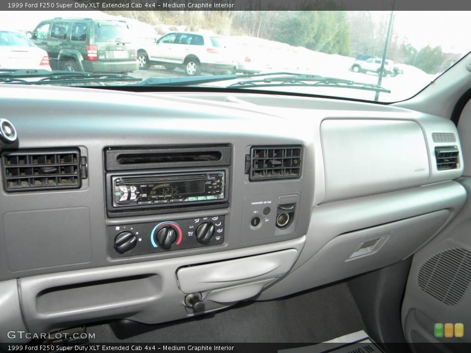 Medium Graphite Interior Controls for the 1999 Ford F250 Super Duty XLT Extended Cab 4x4 #40597801