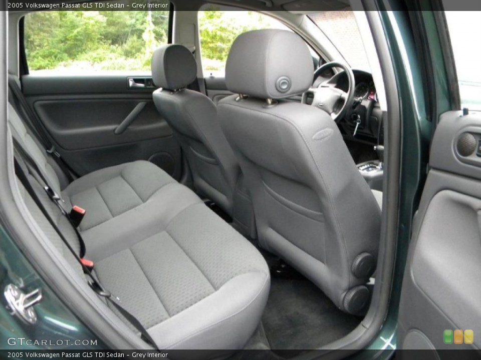 Grey Interior Photo for the 2005 Volkswagen Passat GLS TDI Sedan #40623922