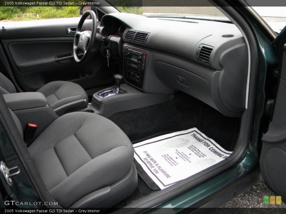 Grey Interior Photo for the 2005 Volkswagen Passat GLS TDI Sedan #40623998