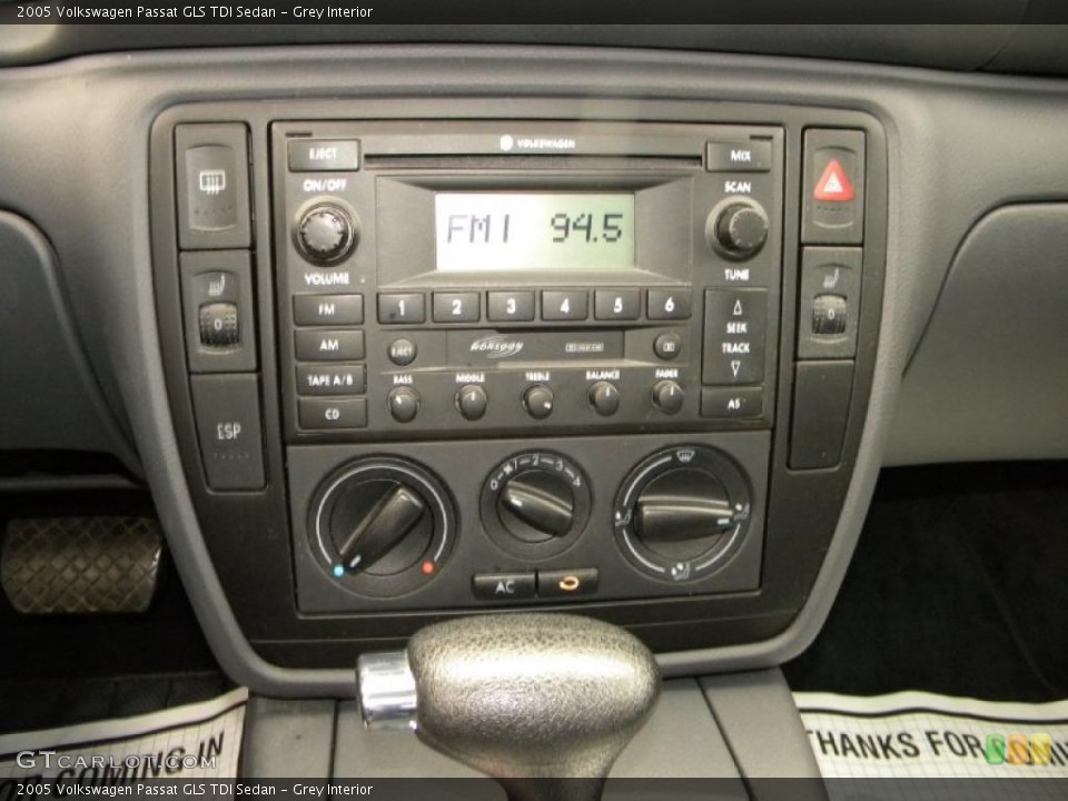 Grey Interior Controls for the 2005 Volkswagen Passat GLS TDI Sedan #40624298