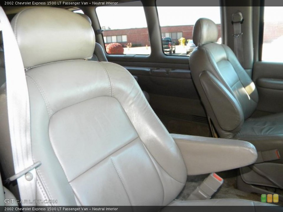 Neutral Interior Photo for the 2002 Chevrolet Express 1500 LT Passenger Van #40644474