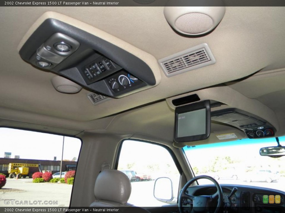 Neutral Interior Controls for the 2002 Chevrolet Express 1500 LT Passenger Van #40644582