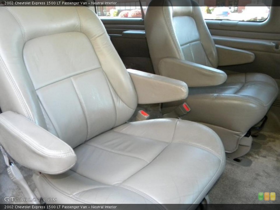 Neutral Interior Photo for the 2002 Chevrolet Express 1500 LT Passenger Van #40644602