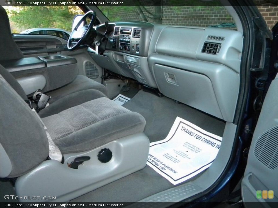 Medium Flint Interior Photo for the 2002 Ford F250 Super Duty XLT SuperCab 4x4 #40649150
