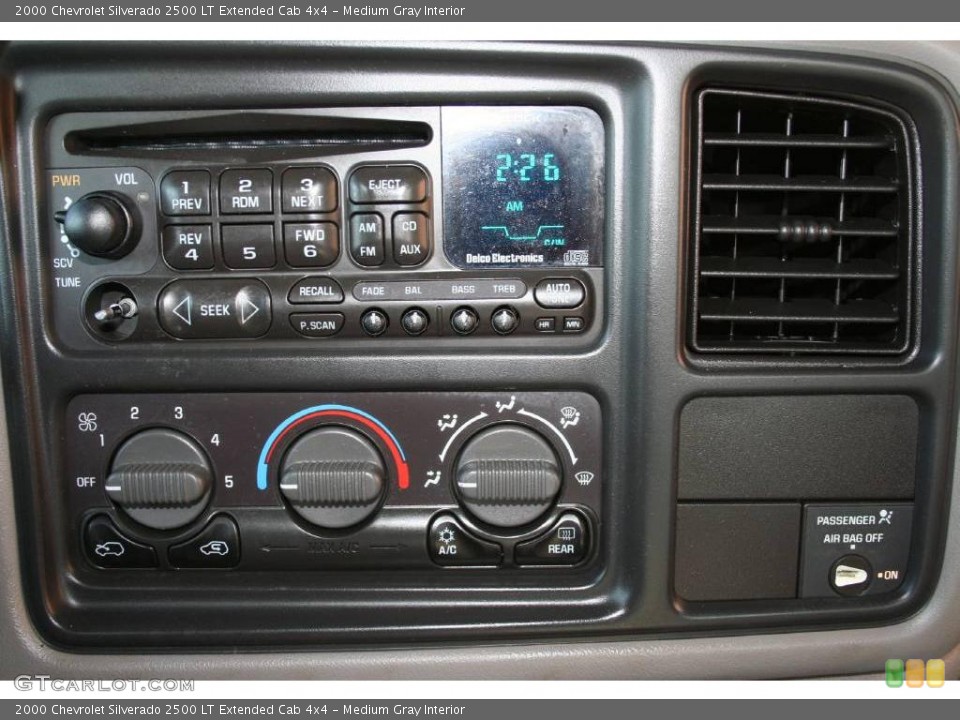 Medium Gray Interior Controls for the 2000 Chevrolet Silverado 2500 LT Extended Cab 4x4 #40649350