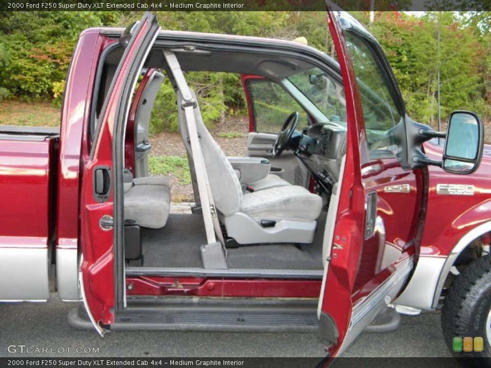 Medium Graphite Interior Photo for the 2000 Ford F250 Super Duty XLT Extended Cab 4x4 #40654474