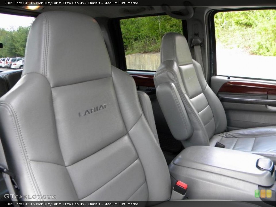 Medium Flint Interior Photo for the 2005 Ford F450 Super Duty Lariat Crew Cab 4x4 Chassis #40655851