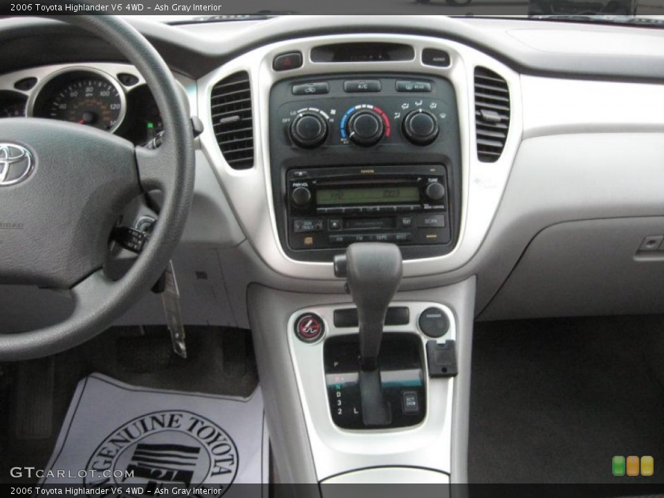 Ash Gray Interior Dashboard for the 2006 Toyota Highlander V6 4WD #40701557