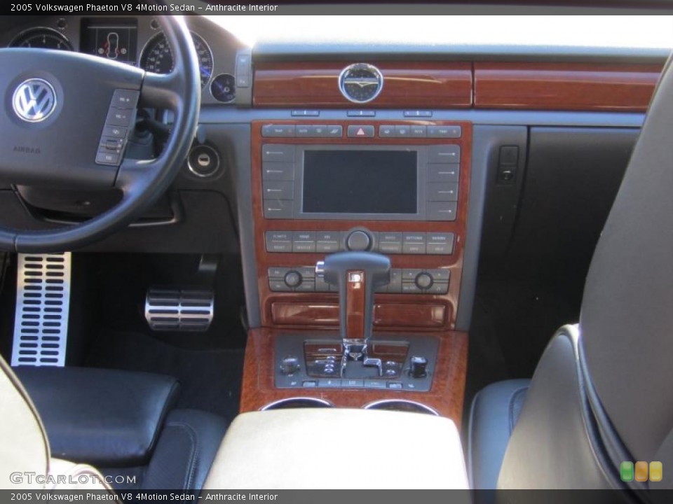 Anthracite Interior Controls for the 2005 Volkswagen Phaeton V8 4Motion Sedan #40703193