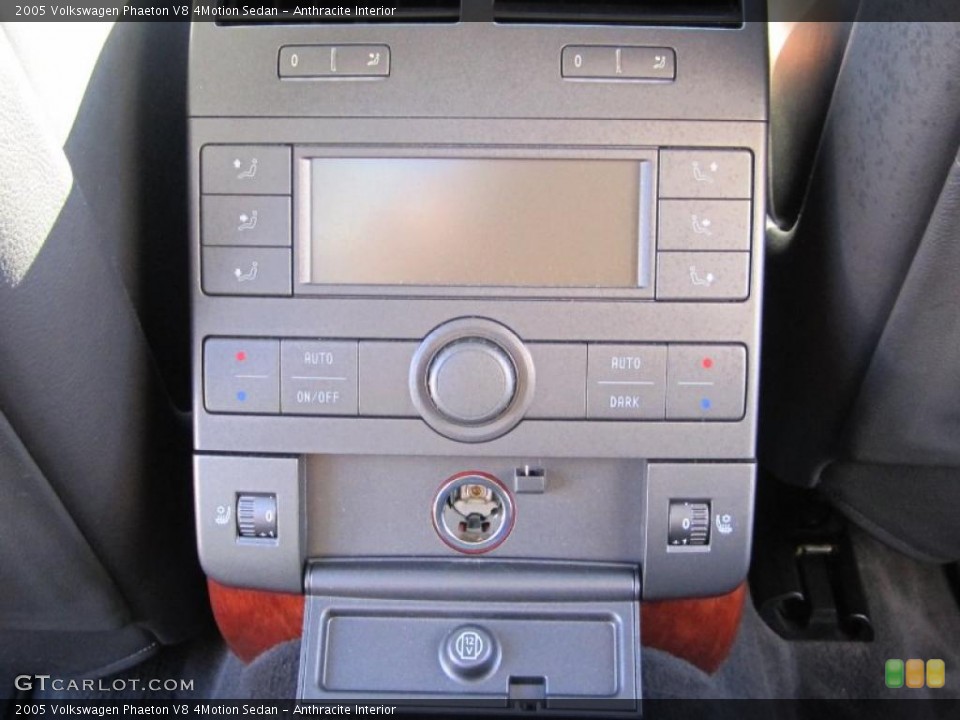 Anthracite Interior Controls for the 2005 Volkswagen Phaeton V8 4Motion Sedan #40703237