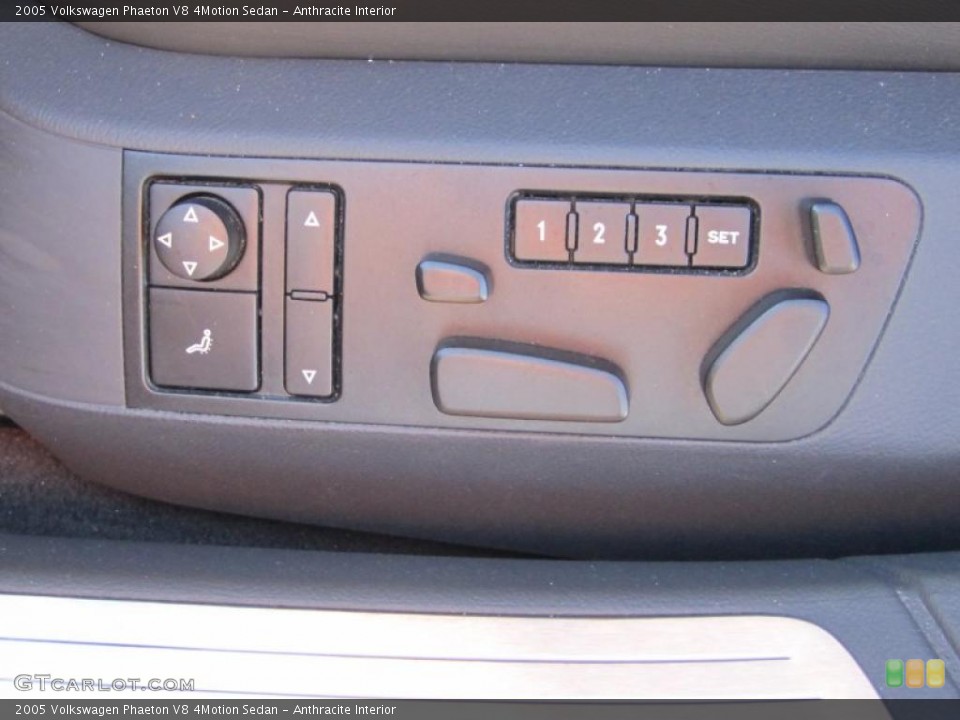 Anthracite Interior Controls for the 2005 Volkswagen Phaeton V8 4Motion Sedan #40703253