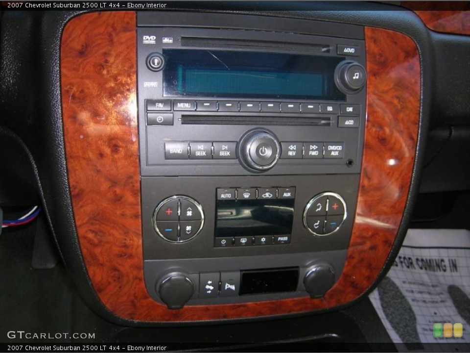 Ebony Interior Controls for the 2007 Chevrolet Suburban 2500 LT 4x4 #40703909
