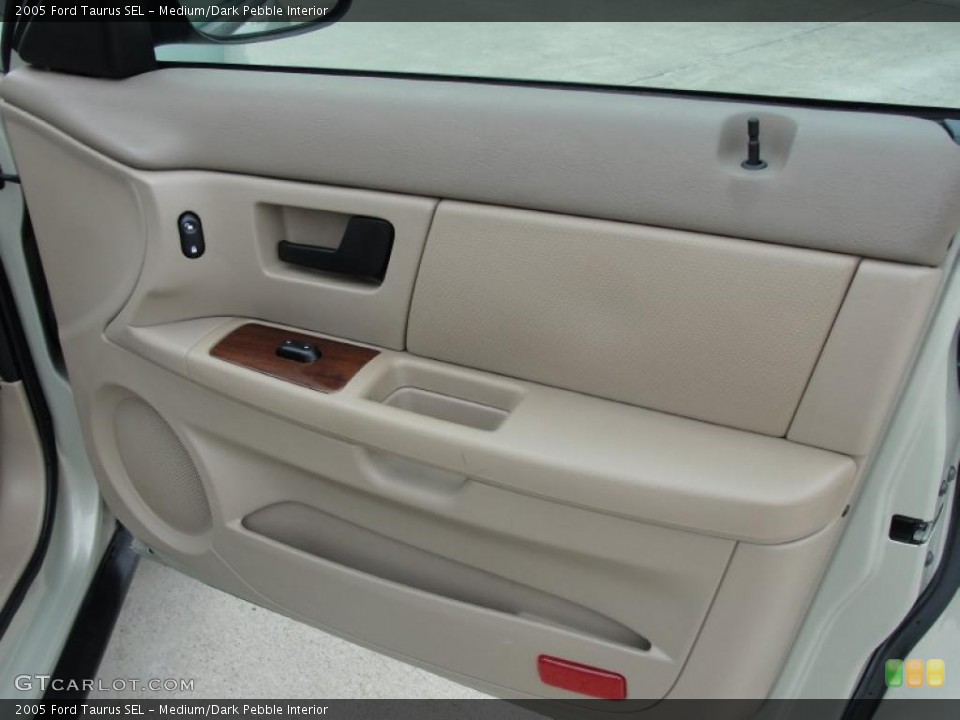 Medium/Dark Pebble Interior Door Panel for the 2005 Ford Taurus SEL #40718690