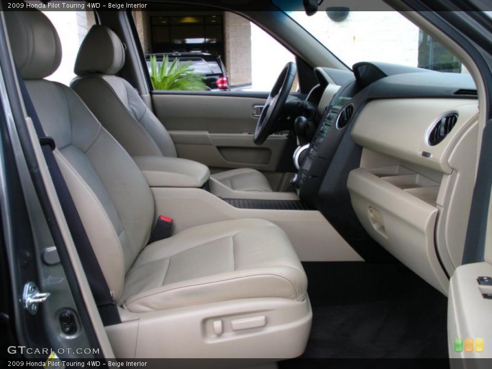 Beige Interior Photo for the 2009 Honda Pilot Touring 4WD #40738875
