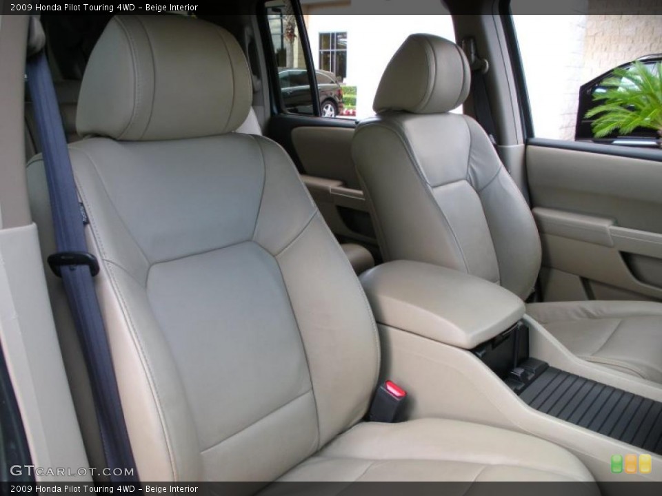 Beige Interior Photo for the 2009 Honda Pilot Touring 4WD #40738887