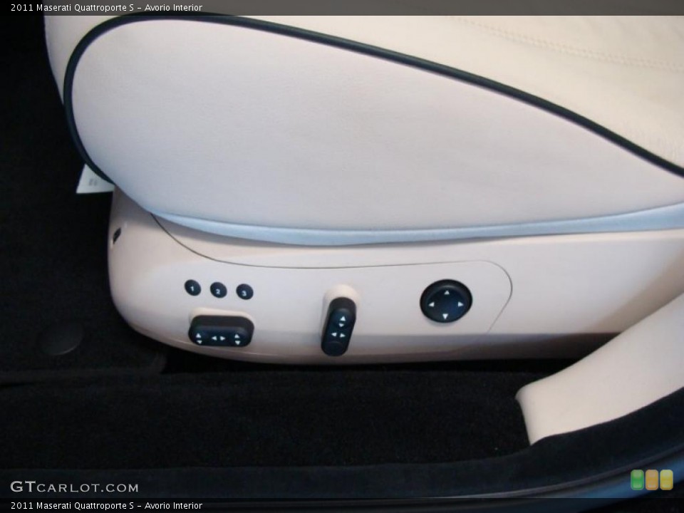 Avorio Interior Controls for the 2011 Maserati Quattroporte S #40745532