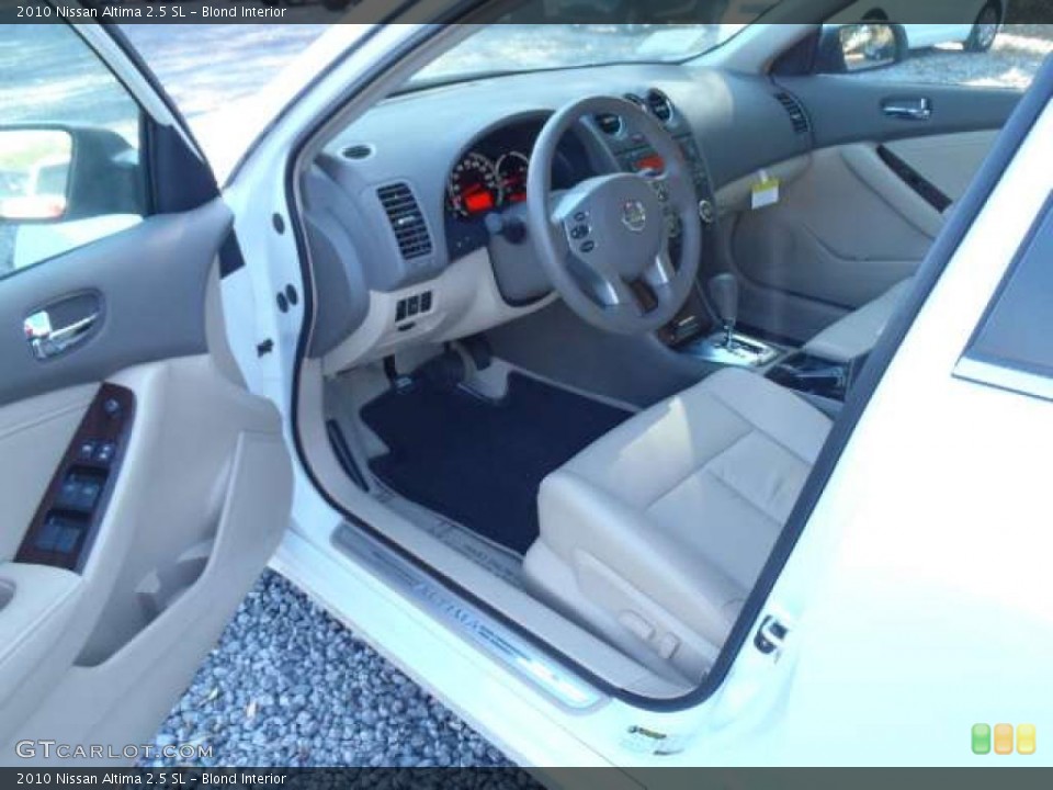 Blond Interior Photo for the 2010 Nissan Altima 2.5 SL #40757079