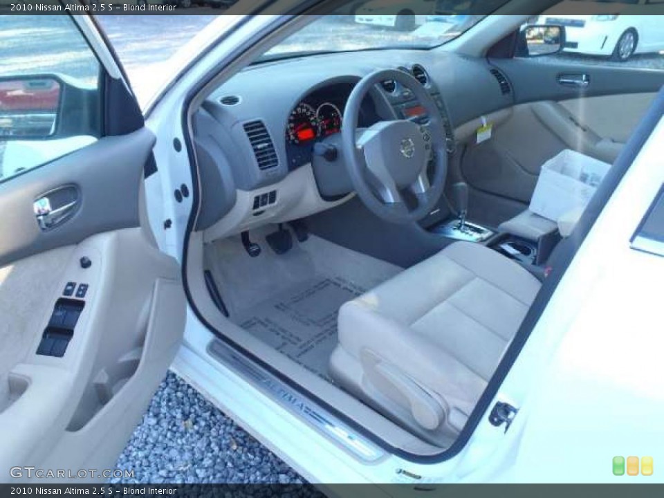 Blond Interior Photo for the 2010 Nissan Altima 2.5 S #40758923