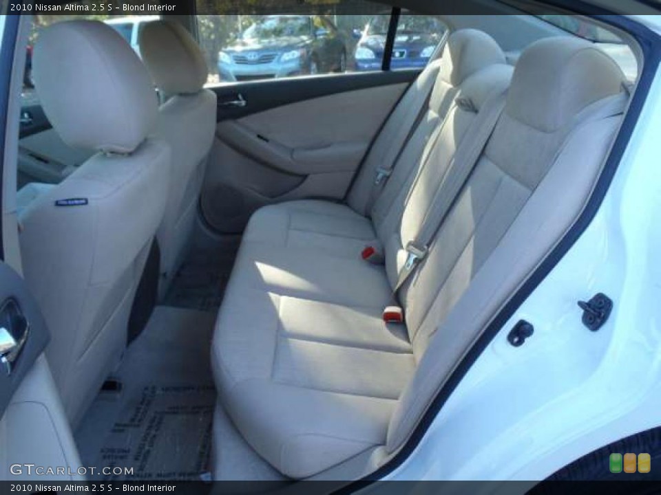 Blond Interior Photo for the 2010 Nissan Altima 2.5 S #40758955