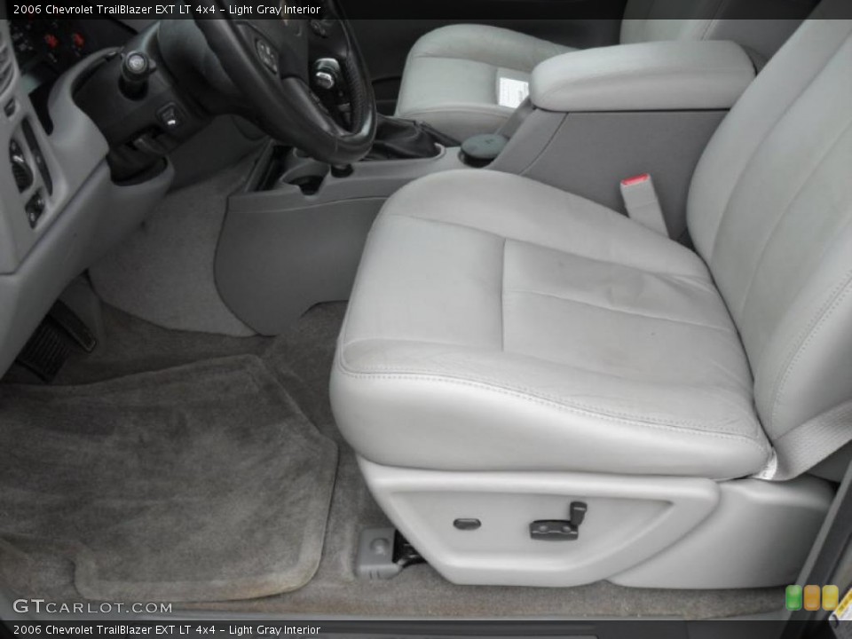 Light Gray Interior Photo for the 2006 Chevrolet TrailBlazer EXT LT 4x4 #40776987