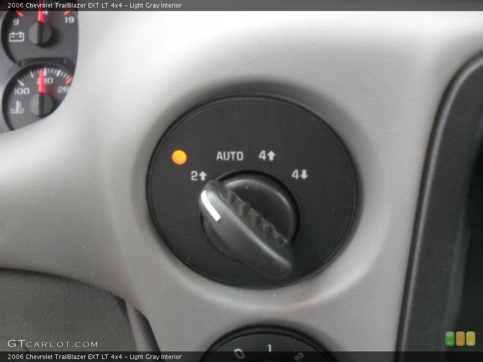 Light Gray Interior Controls for the 2006 Chevrolet TrailBlazer EXT LT 4x4 #40777107