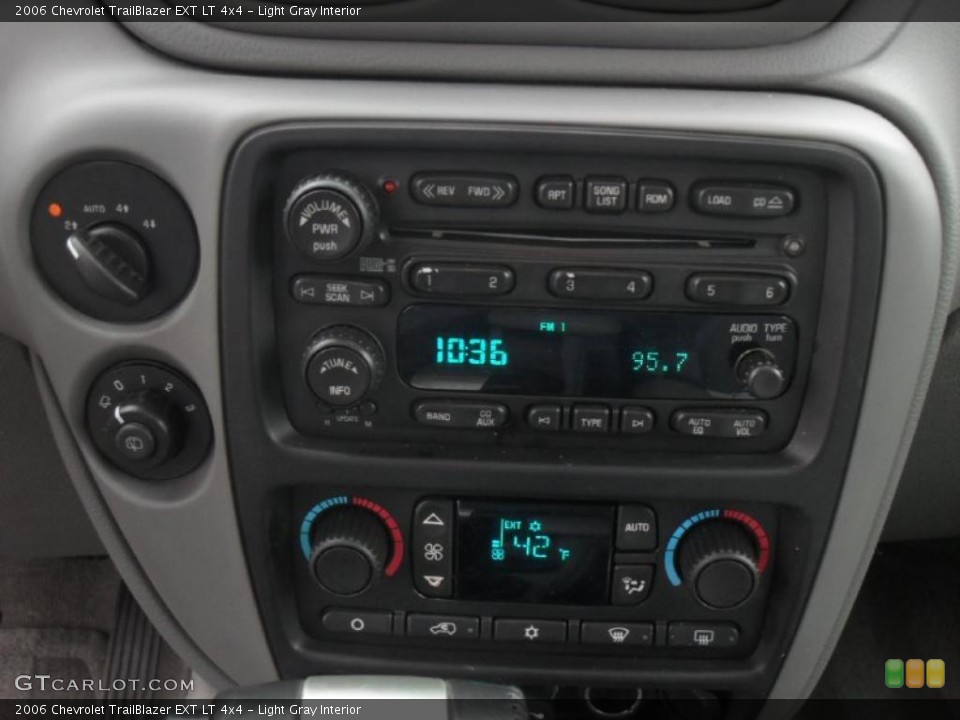 Light Gray Interior Controls for the 2006 Chevrolet TrailBlazer EXT LT 4x4 #40777135