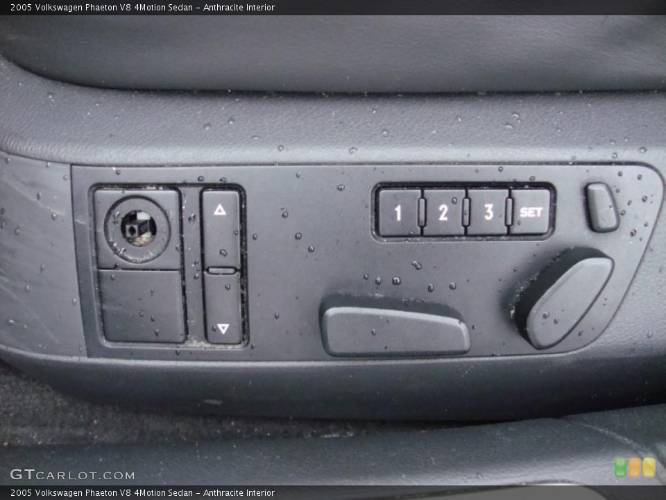 Anthracite Interior Controls for the 2005 Volkswagen Phaeton V8 4Motion Sedan #40777243