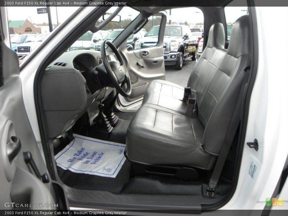 Medium Graphite Grey Interior Photo for the 2003 Ford F150 XL Regular Cab 4x4 #40891409