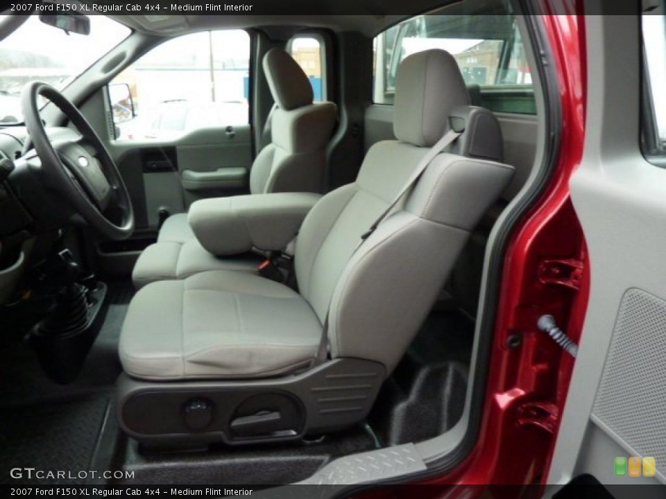 Medium Flint Interior Photo for the 2007 Ford F150 XL Regular Cab 4x4 #40952522