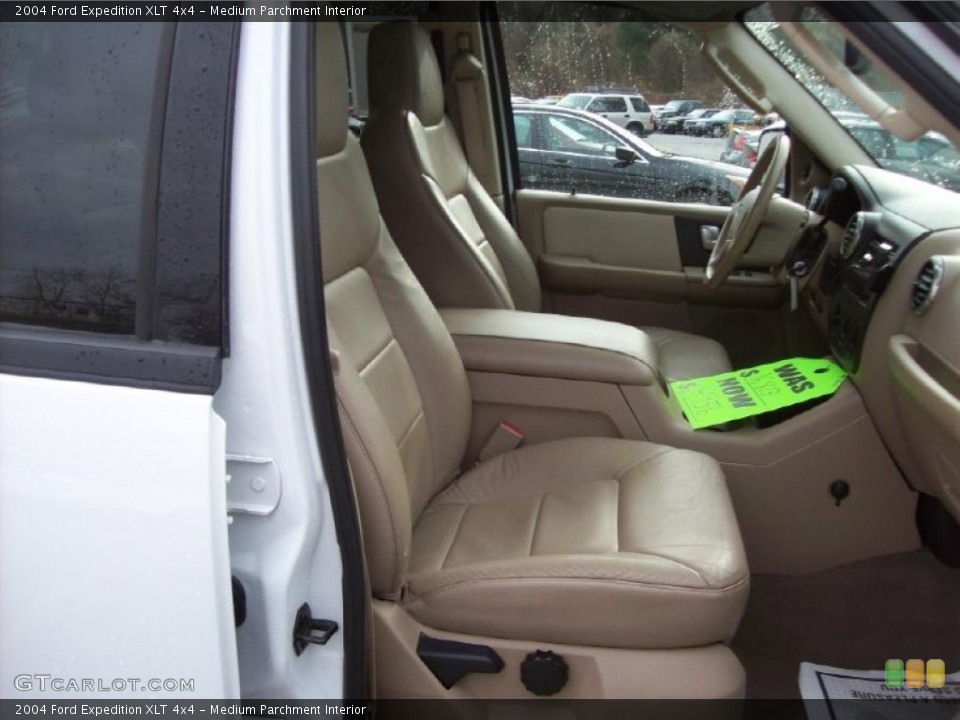 Medium Parchment Interior Photo for the 2004 Ford Expedition XLT 4x4 #41005502