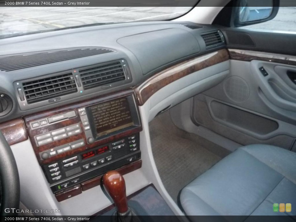 Grey Interior Controls for the 2000 BMW 7 Series 740iL Sedan #41041201