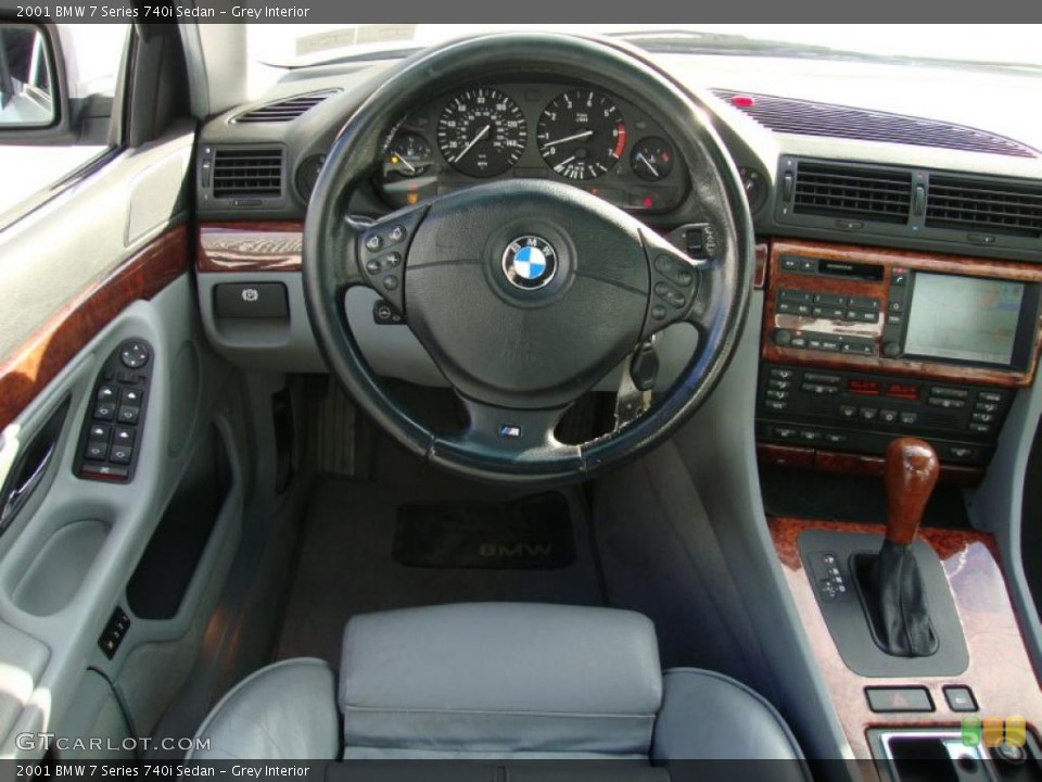 Grey Interior Controls for the 2001 BMW 7 Series 740i Sedan #41060483