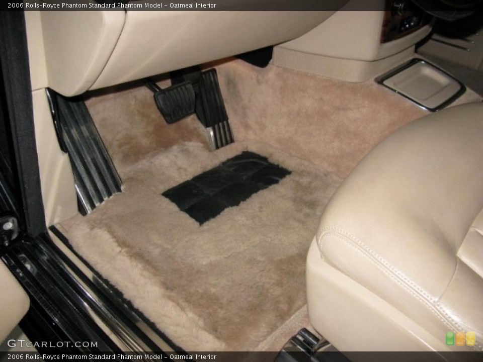 Oatmeal Interior Photo for the 2006 Rolls-Royce Phantom  #41069363