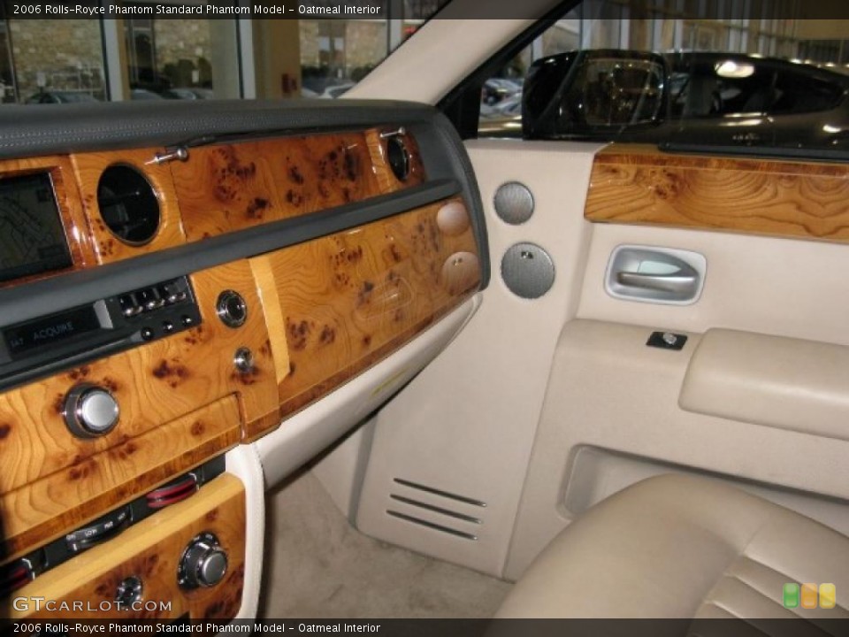 Oatmeal Interior Photo for the 2006 Rolls-Royce Phantom  #41069438